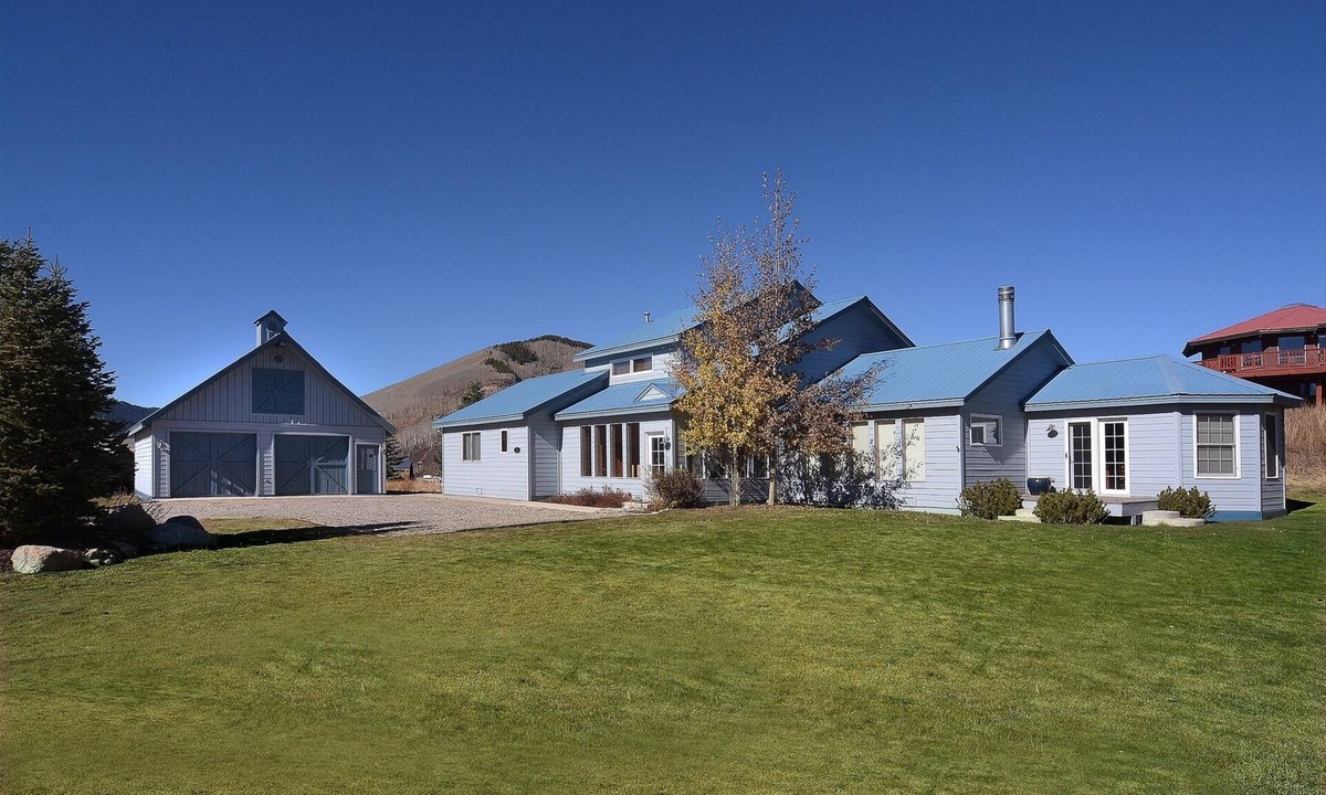 Mount Crested Butte House | Saddlehorn Retreat/4 Bed Family Home less than Half a Mile to Skiing/Hot tub!