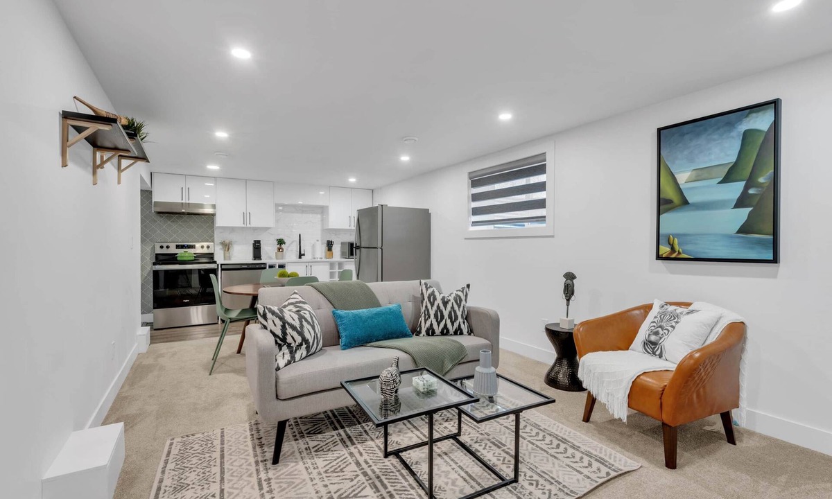 Killarney House | Safari: Renovated & Upgraded 2 Bed Lower Suite - City Centre