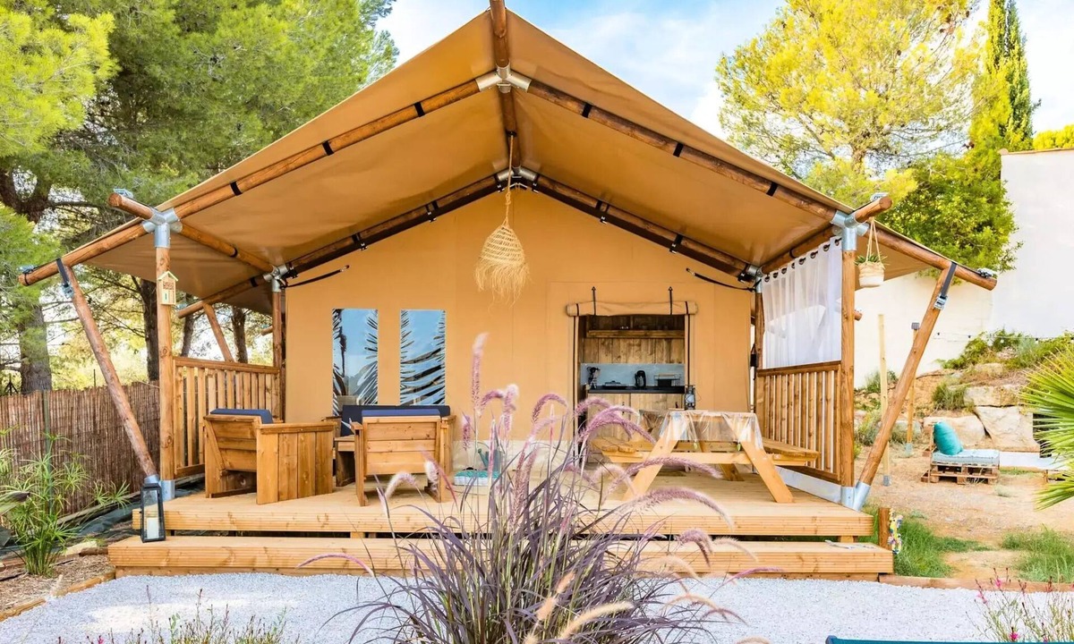Cahagnolles House | Safari tent 49 m² with sanitary facilities + terrace 15 m² 6 persons