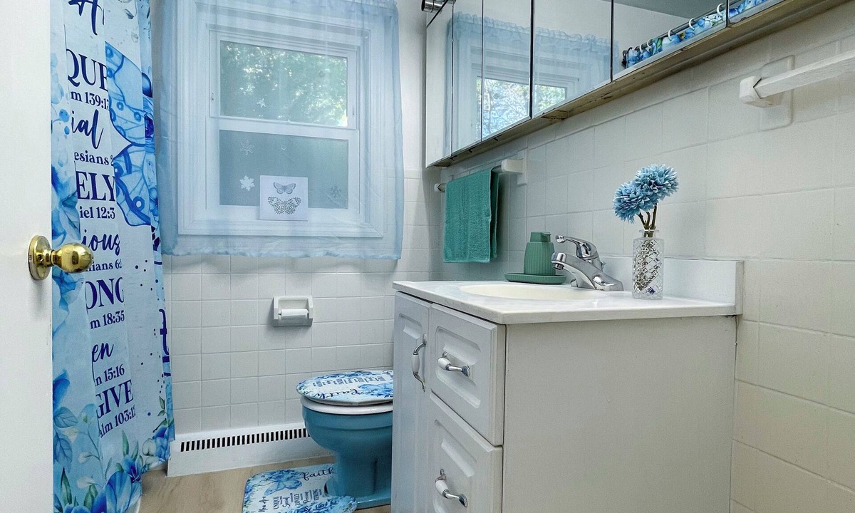 Springfield House | Safe & Quiet 3BR Cape: Sunroom Office + Yard