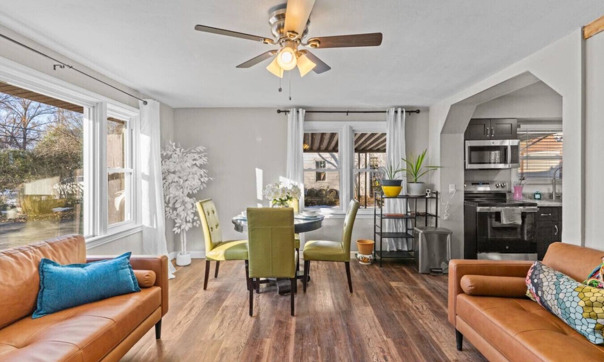 Maryland Heights House | Safe, Quiet home with huge Fenced yard and parking