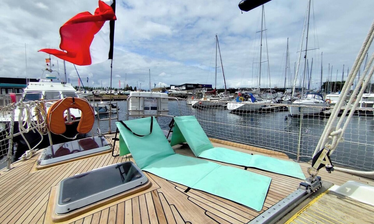 Sallenelles Boat Rental | Saga, wooden sailboat close to beaches and ferries