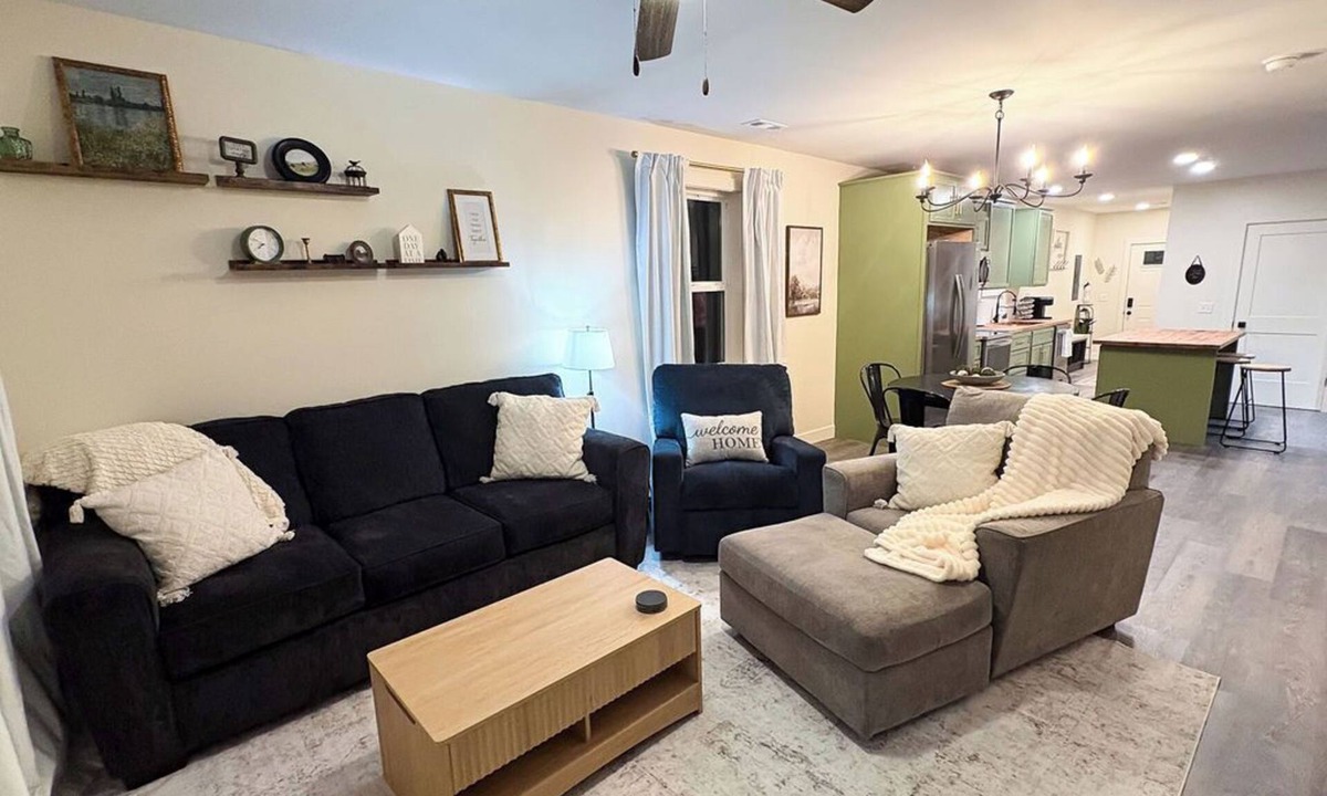 Webb City House | Sage & CedarnCozy home ready for your stay
