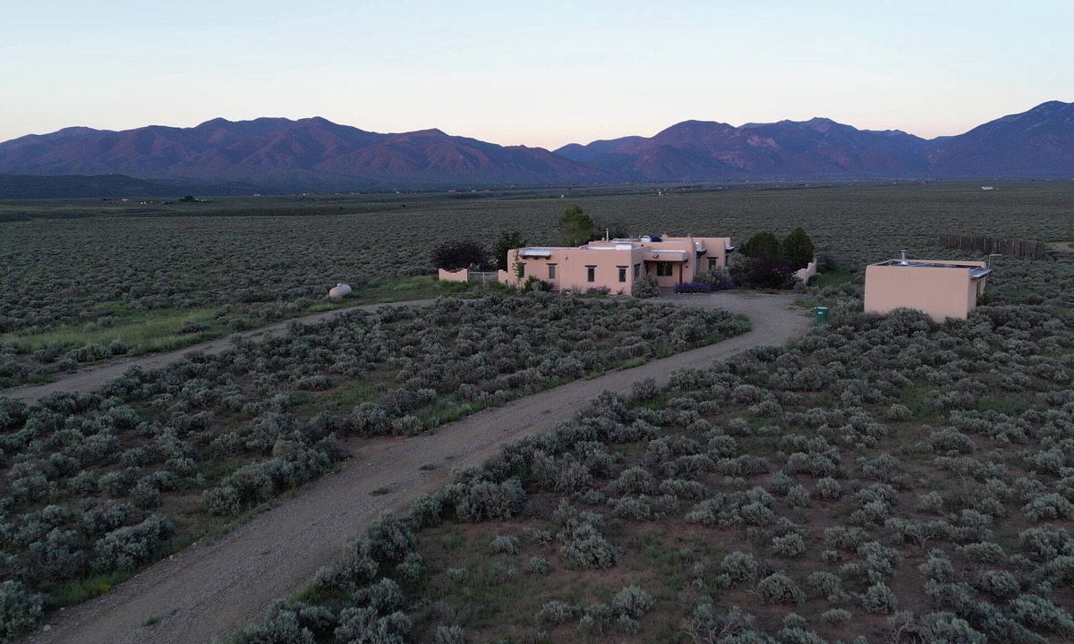 El Prado House | Sage House - cozy adobe, incredible views, hot tub
