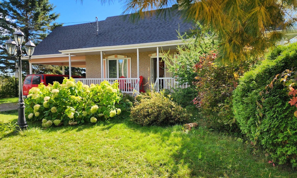 Begin House | Saguenay getaway, cottage with rustic charm