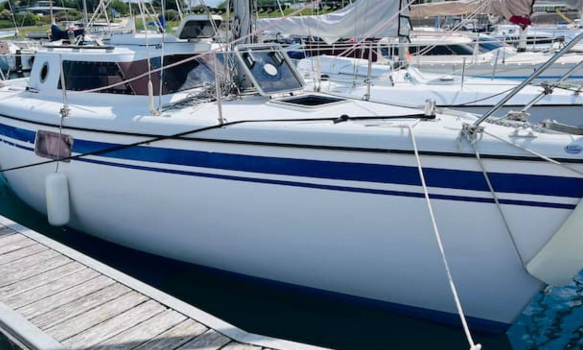 Mesnil-Saint-Pere Boat Rental | Sailboat with sanitary facilities and parking