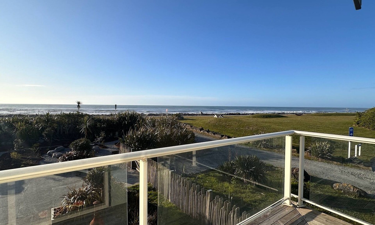 Hokitika House | Sailor's Catch - Luxe Beachfront Baths & FirePit
