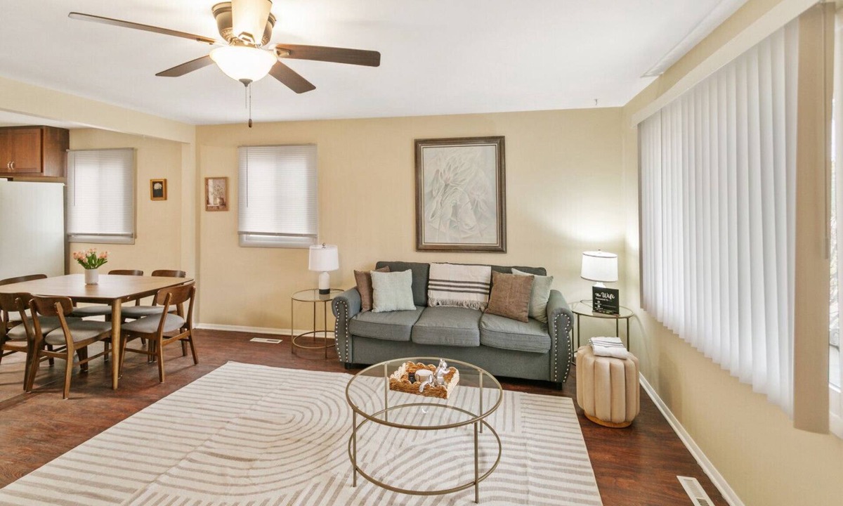 Waukegan House | Sailor`s Escape with 3 bedrooms Near Naval Base!