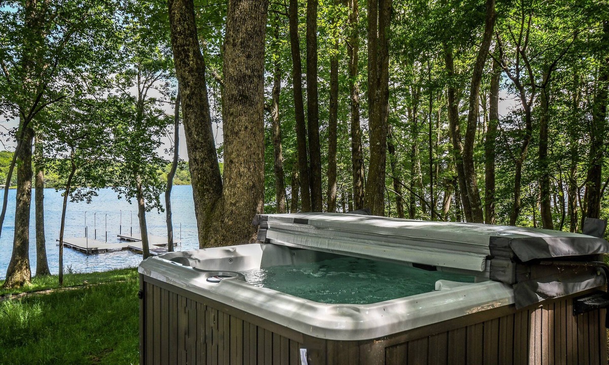 Blakeslee House | Sailor's Point | Pet Friendly, Lakefront, Community Pool!