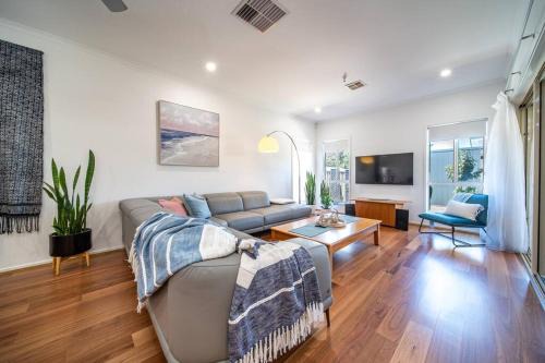 Largs North Villa | Sailors' Retreat 3BR Pool Beach Study
