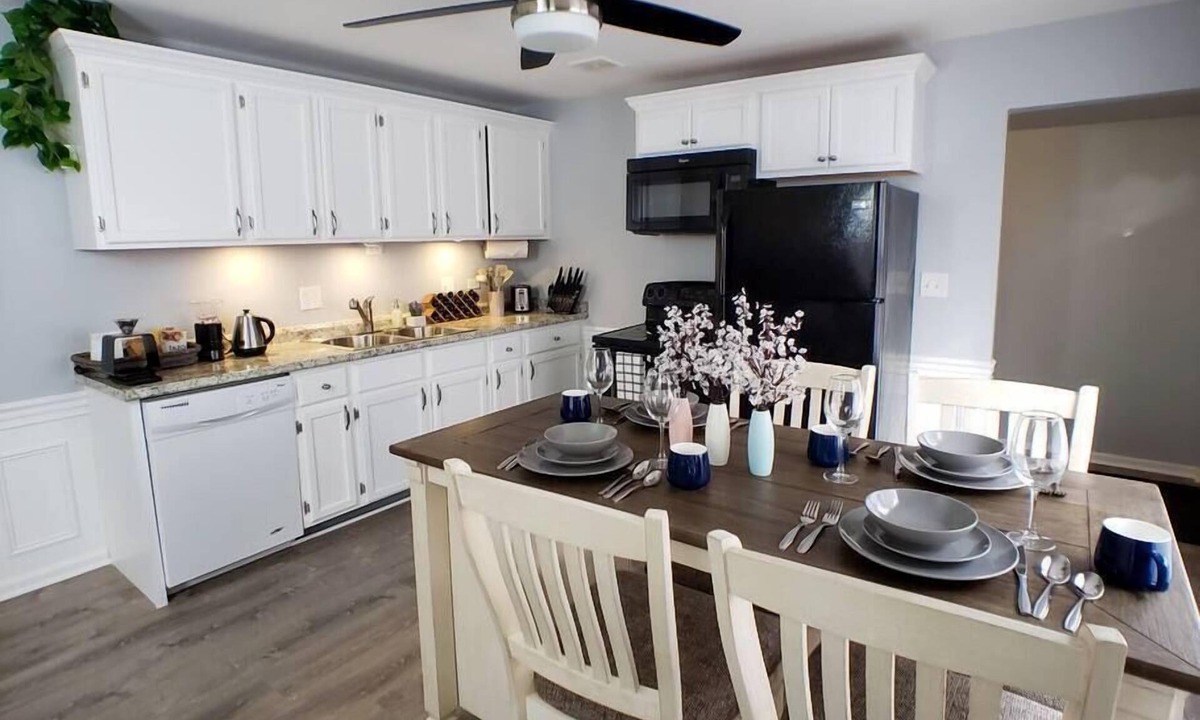 St. Charles Apartment | Saint Charles Lovely 2BD | River Trail, Forest Preserve!