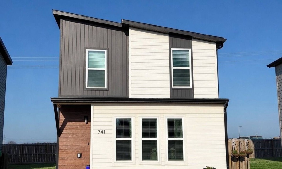 Centerton House | Saint Charles Place- Modern 2BR/2.5BA home