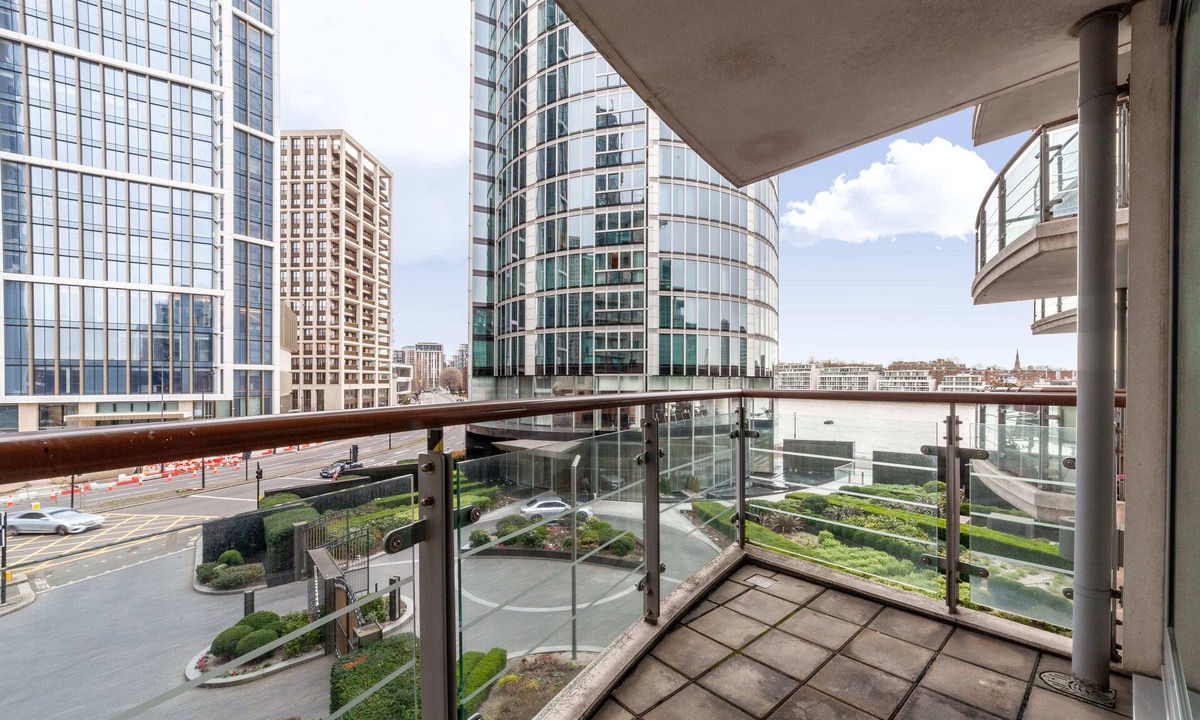 Vauxhall Apartment | Saint George's Terrace