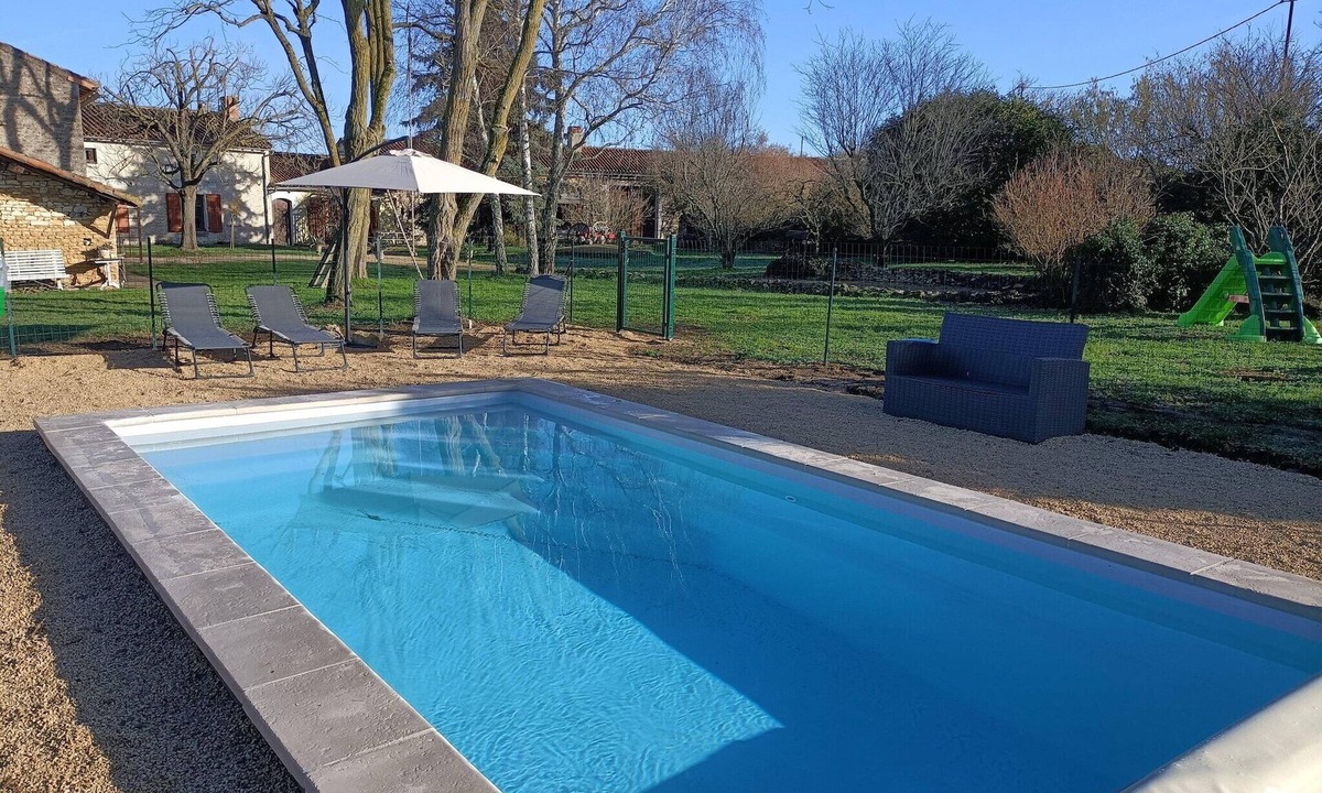 Saint-Jean-de-Sauves Cottage | Saint-Jean Rural Cottage for 4 with Pool