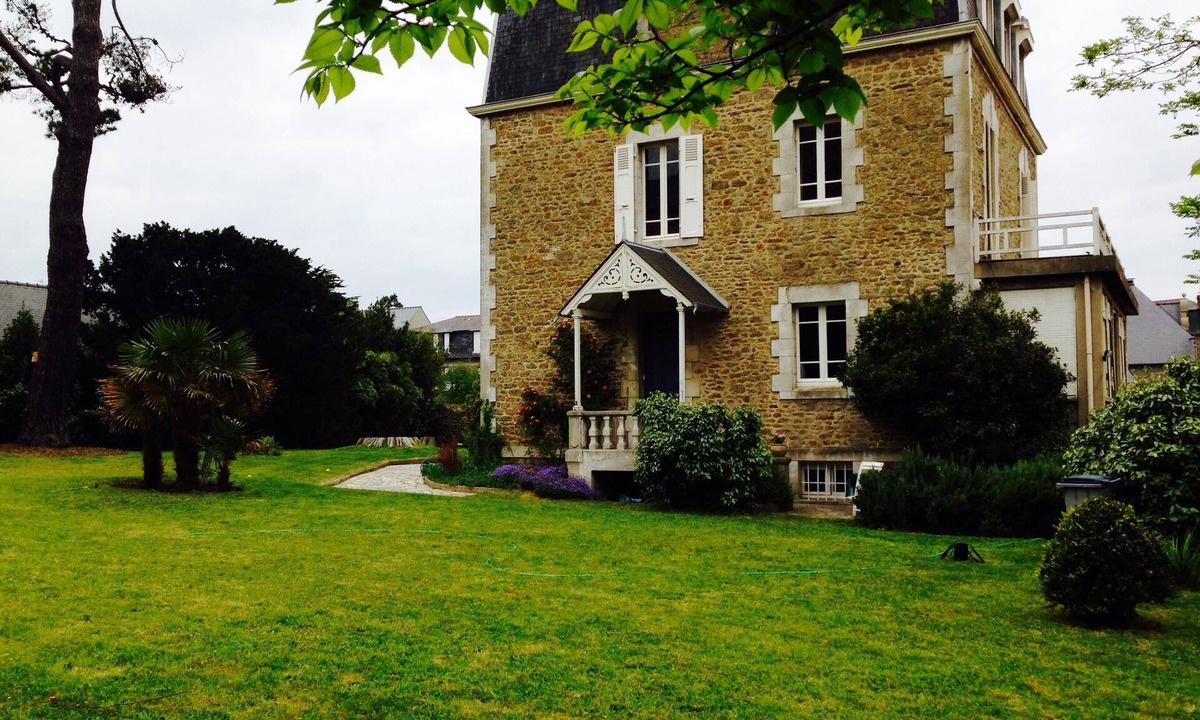 Saint-Lunaire Villa | Saint Lunaire. Large family home 5 minutes' walk from the beach.