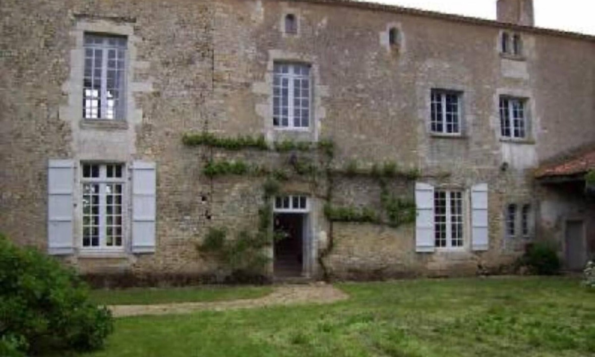 Sainte-Hermine House | Sainte Hermine: Outstanding mansion of 16th century
