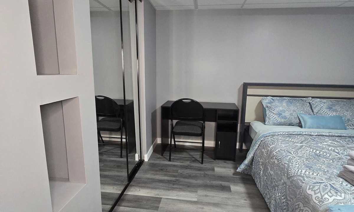 Winnipeg House | Sally Room 101-Place in Devonshire Park