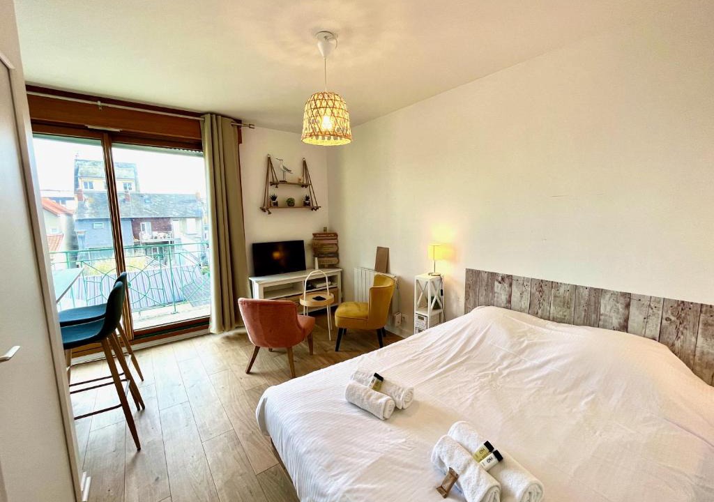Ouistreham Apartment | Salm, Coquet studio avec balcon