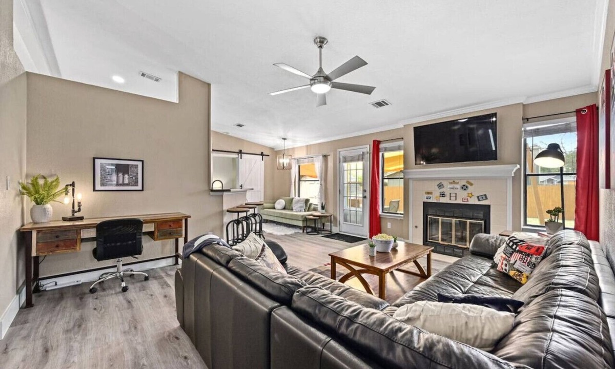 Maple Run House | `Saloma Place` Pet-Friendly! Large yard! Work Space!