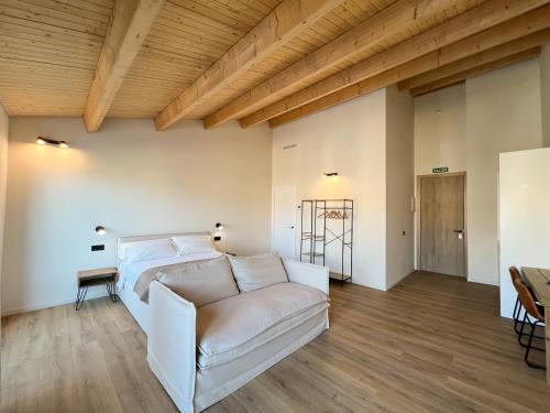 Tremp Apartment | Salon Suites