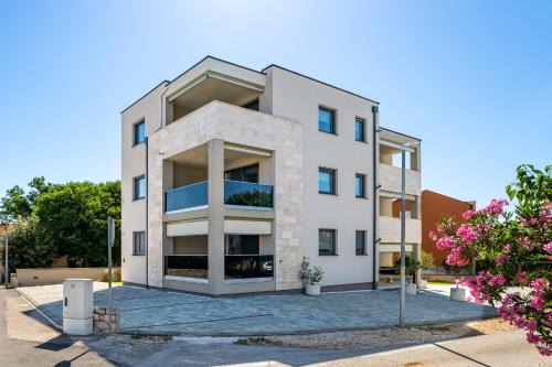 Nin Apartment | Salt Bloom Apartments Nin