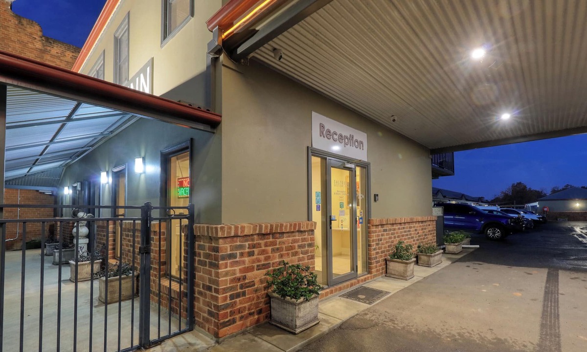 Hay Hotel | Saltbush Motor Inn