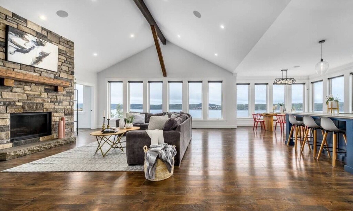 Holyrood House | Saltwater Manor - Amazing Ocean View & Hot Tub!