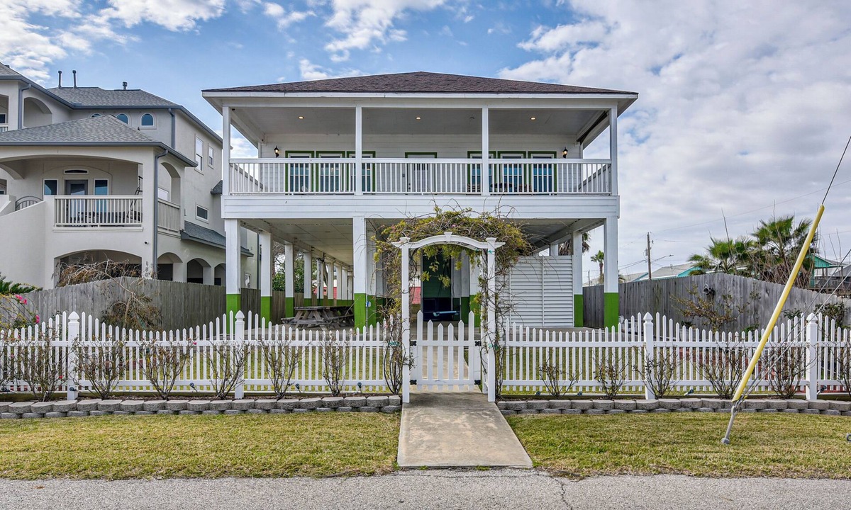 San Leon House | Saltwater Pool! Epic Galveston Bay Group Getaway!