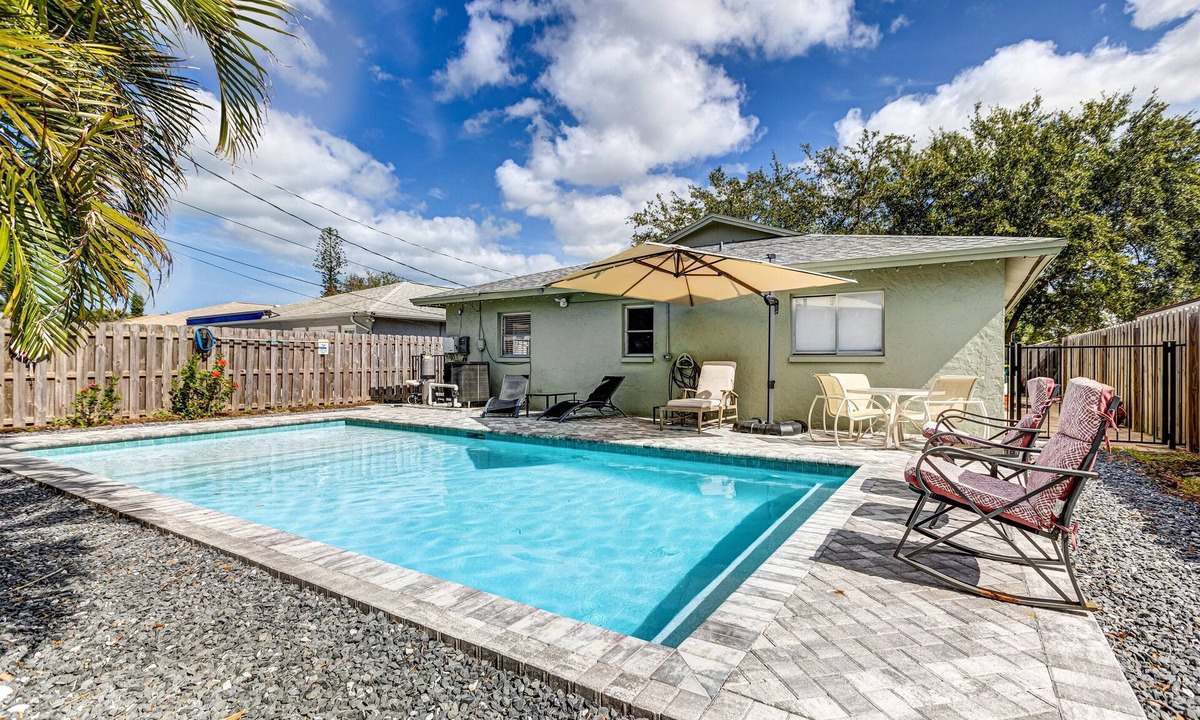 Naples Park House | Saltwater Pool + Game Room | 5 Min to Beach | Sleeps 8