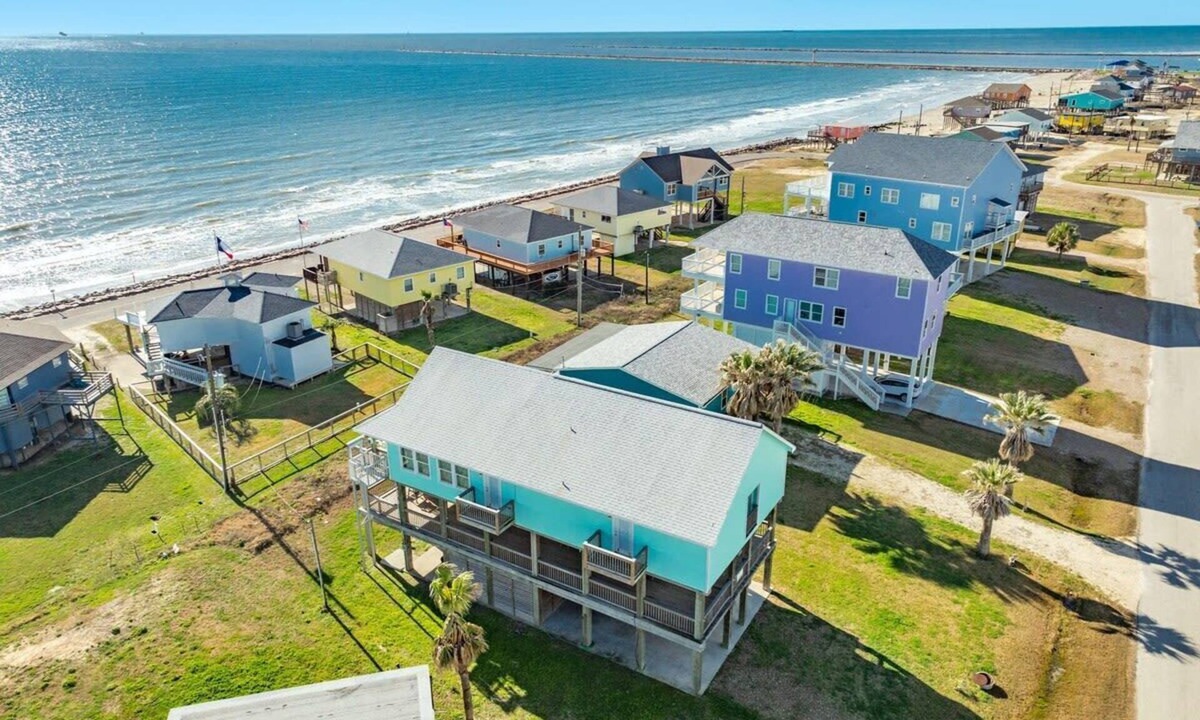 Surfside Beach House | Saltwater Soul - Cool Unique Mid-Level Hangout Area!