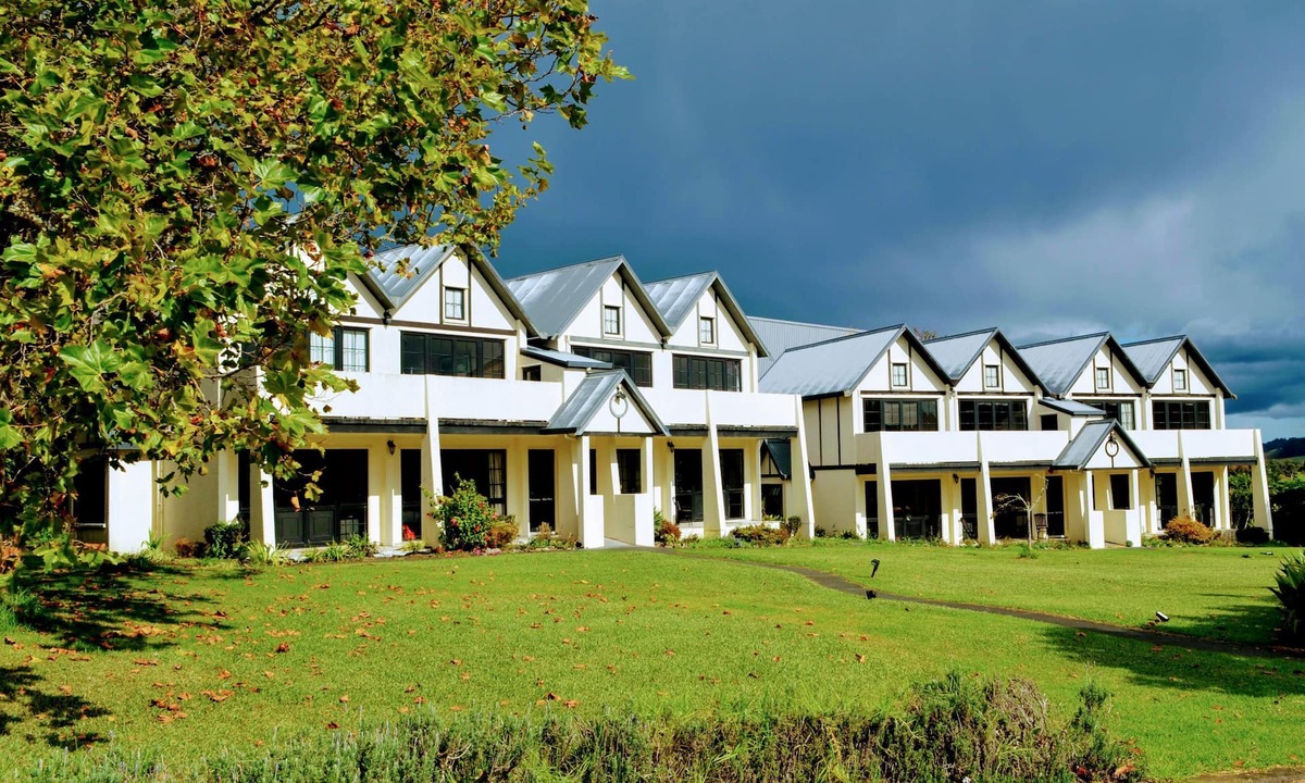 Snells Beach Hotel | Salty Dog Inn