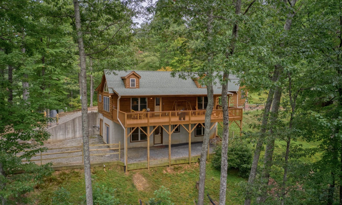 Lynn Cabin | Saluda Cabin Home Amazing Mountain Views Pet Friendly- New Game Room!
