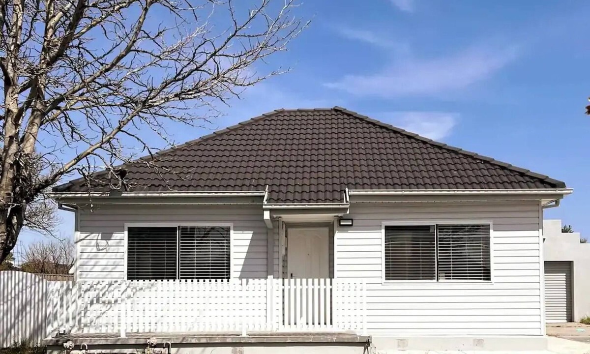 Moe House | Sam's Cottage on Hennessey