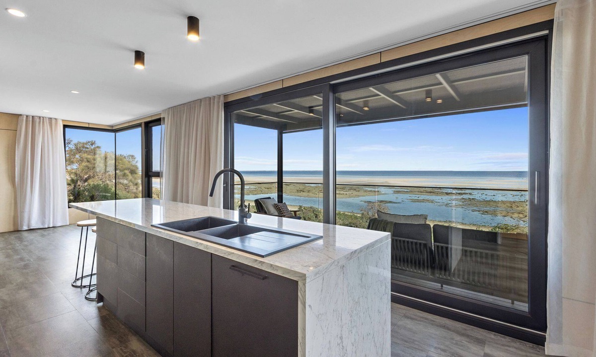 Minlacowie House | Samphire Stays at Hardwicke Bay - Absolute beachfront!