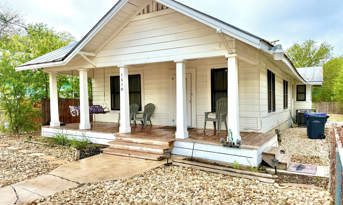 Woodlawn Lake Cottage | San Antonio, Fiesta Texas, The Alamo, Riverwalk