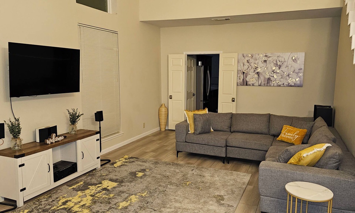 North Central Thousand Oaks House | San Antonio luxury and fun