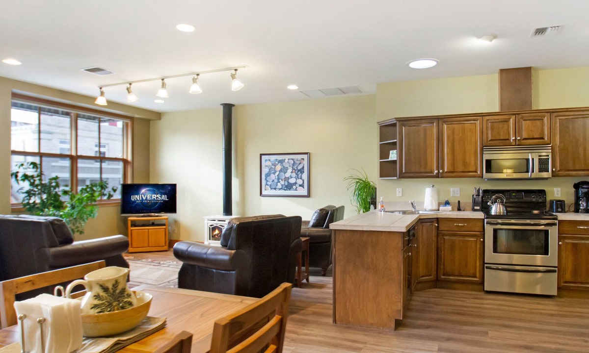 Friday Harbor Condo | San Juan Suites -Conservatory - Pet Friendly!