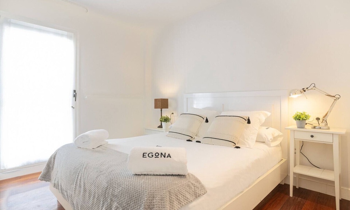 Zarautz Apartment | San Luis 2 Apartment with garage, and beach views by Egona