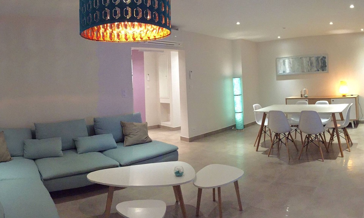 Six-Fours-les-Plages Apartment | Sanary Bay Beachfront Apartment