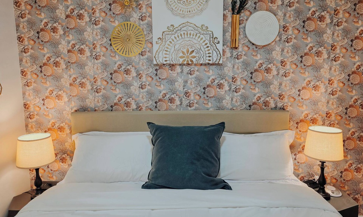Chinatown Apartment | Sanctum/King Bed/Elevator/Adjustable Desk