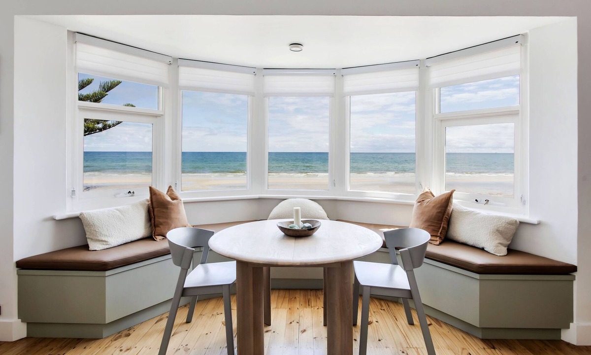 Henley Beach Apartment | Sand Prints/Seafront/Cafes/Sleeps 6/Dogs