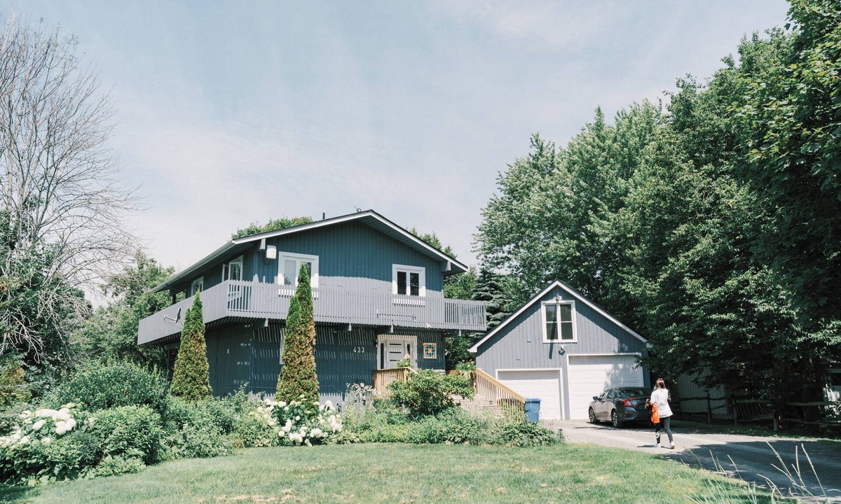 West Lake House | Sandbanks Escape (5 min drive) on Sheba’s Island | Pet-Friendly Cottage