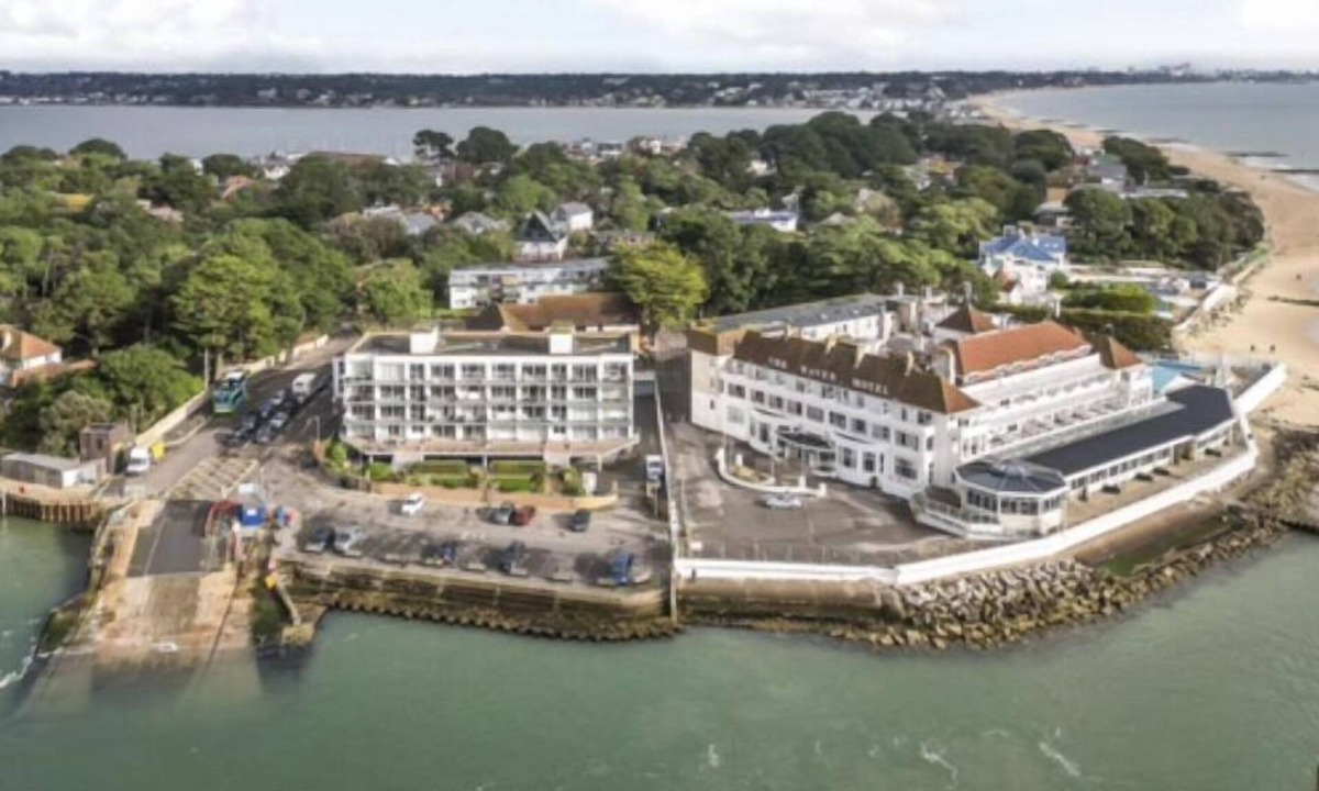 Sandbanks Apartment | Sandbanks waterfront flat with panoramic views over Poole Harbour