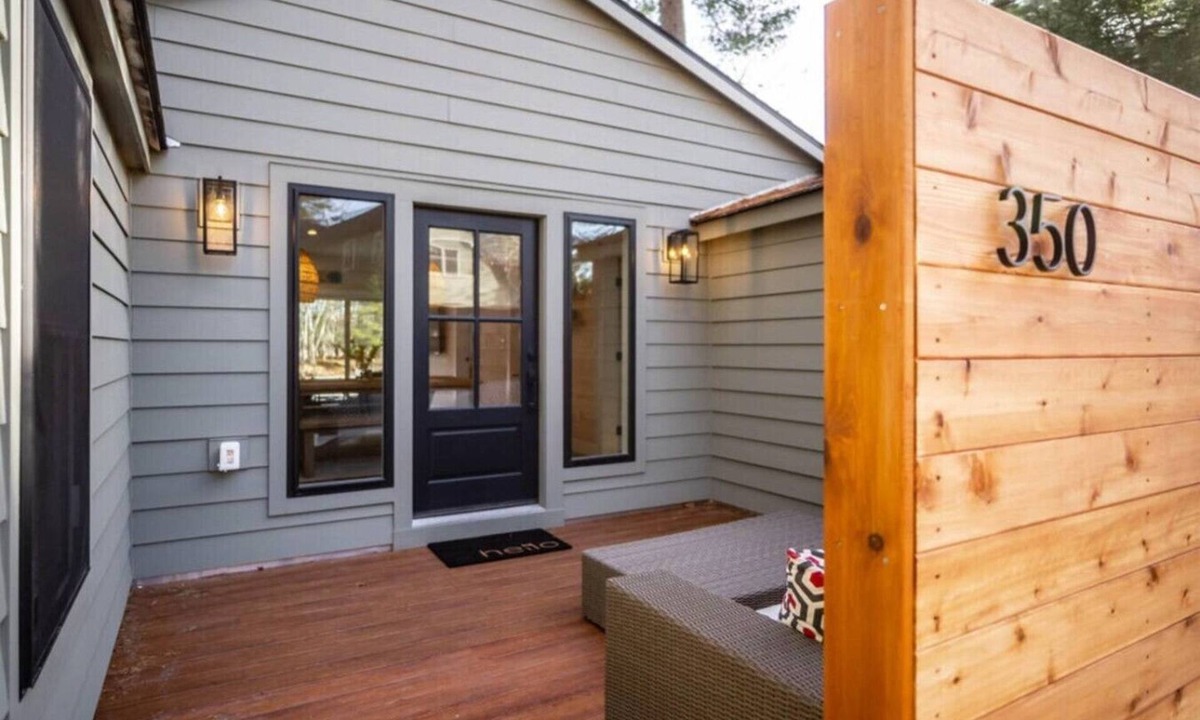Thompson's Point House | SANDBAR SHORES