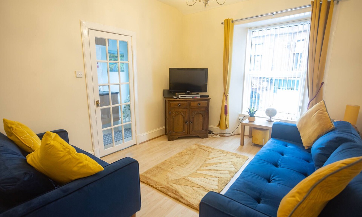 Ayr Apartment | Sandgate 2-Bed Apartment in Ayr central location