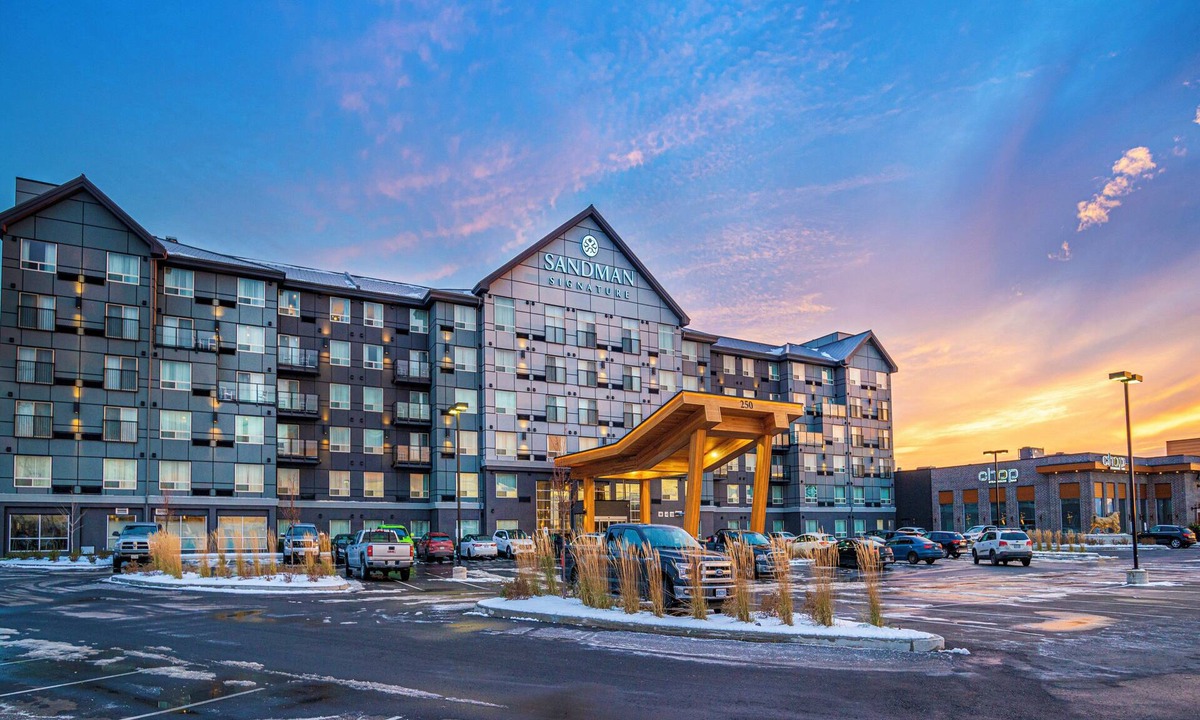 Ottawa Division Hotel | Sandman Signature Ottawa Airport Hotel