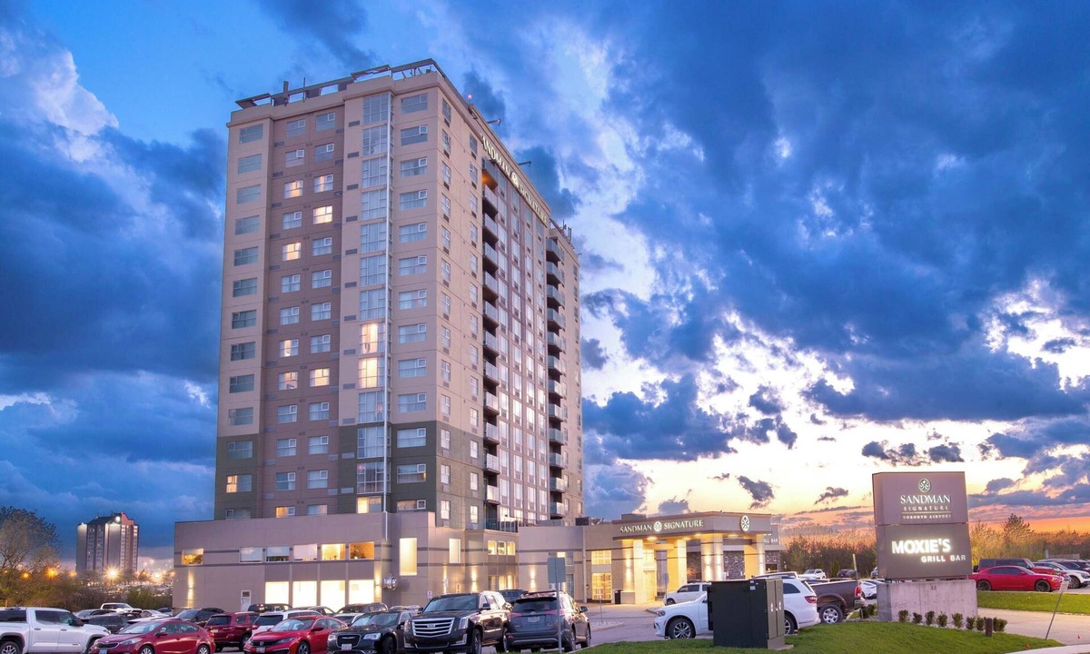 Etobicoke Hotel | Sandman Signature Toronto Airport Hotel