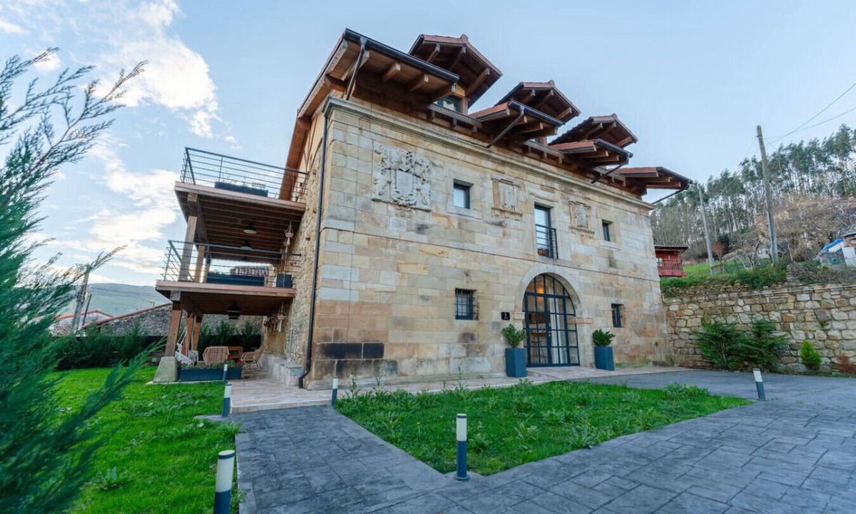 Villafufre Apartment | Sandoñana Palace - by Urban Hosting suite 4