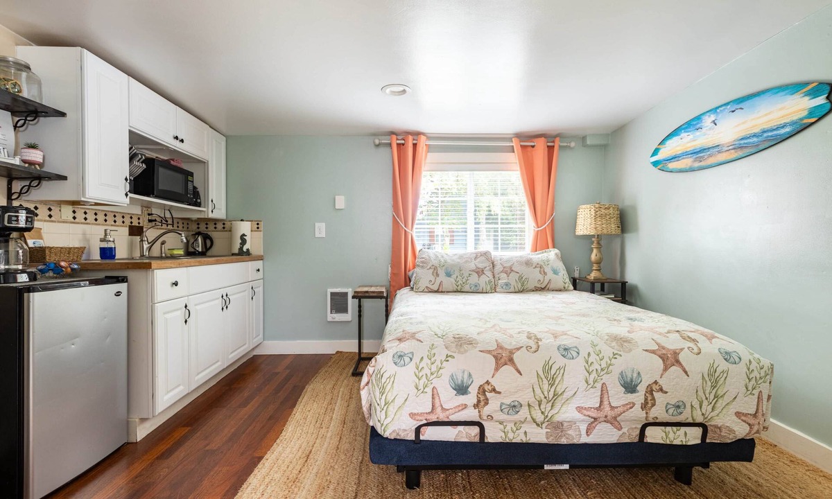 Seaview Apartment | Sandpiper Cottage - A Eclectic Beach Theme -Kitchenette, Eclectic Beach Theme Studio Kitchenette *Pe.