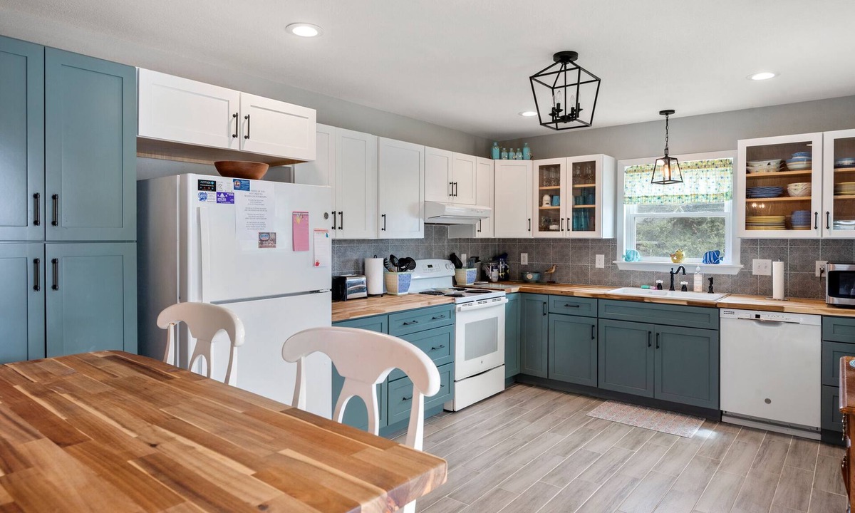 Colington House | Sandpiper Crossing: Updated Kitchen | Sound Access